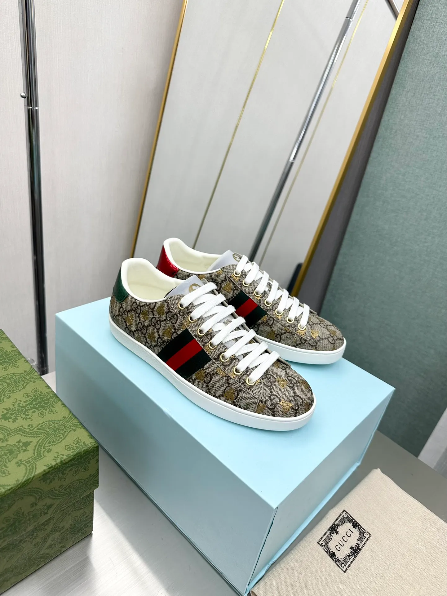 👟👟Ex-factory price 540👟👟 Men's size +10 Top version: Gucci G family classic Ace series Embroidery Little Bee White Shoes Couple Style Ribbon Love Casual Sports Shoes Sneakers Original Purchase Development Production This brand's classic low-top sports shoes interweave golden embroidered bees with red and green webbing. The bee is a classic element of the brand. It appeared in the Gucci ready-to-wear series in the 1970s. Exquisite packaging at the delivery counter🛍📦 ▪️Fabrics: Original custom imported first-layer cowhide ▪️Foots: Original custom cowhide lining ▪️Sole: Original open-molded rubber non-slip material ▪️Sole thickness: 2.5CM ▪️Size: Women's 34-41 (customized 34/41) ▪️Size: Men's 38-46 (38/46 customized)